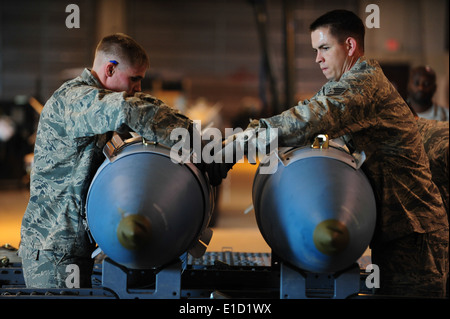Les cadres supérieurs de l'US Air Force Airman Joshua :, à gauche, et le sergent. Darrell Rinde, tous deux de la 28e Escadron de munitions, la construction de deux Banque D'Images