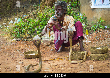 VARKALA, INDE - 9 janvier : charmeur de serpent cobras enchanteresse dans une rue de Kolkata, Inde, le 9 janvier 2014. Banque D'Images