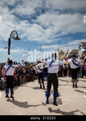 Morris Dancers en face de l'Armes de Cobb à Lyme Regis, dans le Dorset Banque D'Images