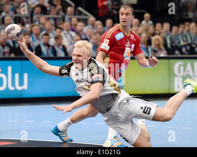 Cologne, Allemagne. 31 mai, 2014. Kiehl's Patrick Wiencek (avant) lance la balle en face de Veszprem's Momir Ilic durant la finale de la Ligue des champions de handball EHF match quatre entre MKB Veszprem et THW Kiel à la Lanxess-Arena à Cologne, Allemagne, 31 mai 2014. Photo : MARIUS BECKER/dpa/Alamy Live News Banque D'Images