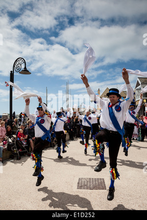 Morris Dancers en face de l'Armes de Cobb à Lyme Regis, dans le Dorset Banque D'Images