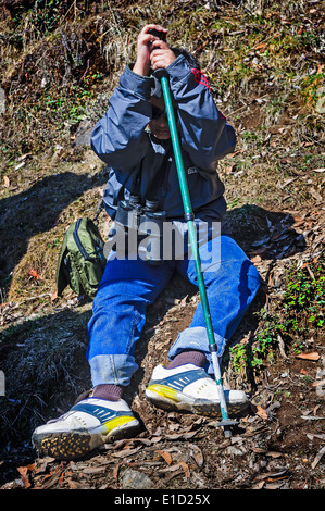 Prenant appui sur chemin de trekking à travers les montagnes de l'Himalaya en direction de Sandakphu Banque D'Images