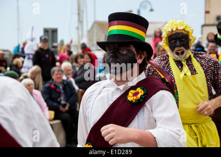 Morris Dancers en face de l'Armes de Cobb à Lyme Regis, dans le Dorset Banque D'Images