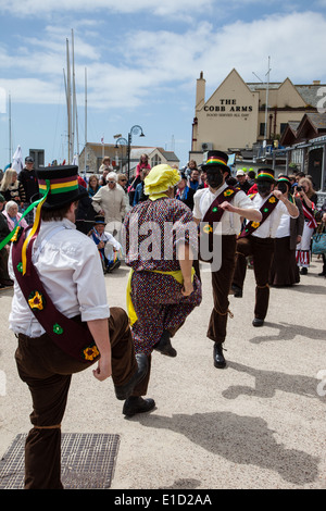 Morris Dancers en face de l'Armes de Cobb à Lyme Regis, dans le Dorset Banque D'Images