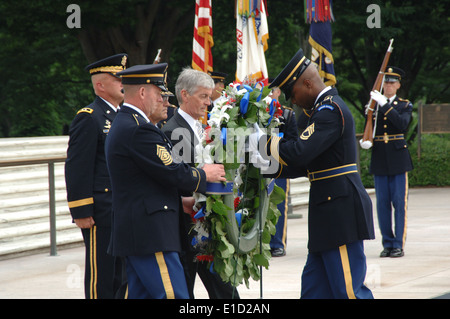 Le Secrétaire de l'armée, l'Honorable John McHugh avec le chef d'état-major de l'armée américaine, le Général George W. Banque D'Images