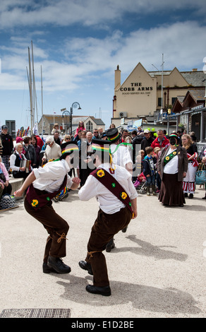 Morris Dancers en face de l'Armes de Cobb à Lyme Regis, dans le Dorset Banque D'Images