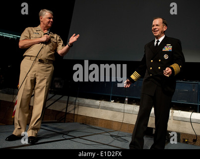 Chief of Naval Operations Adm. Gary Roughead, gauche, introduit le chef d'état-major interarmées Adm. Mike Mullen au cours de th Banque D'Images