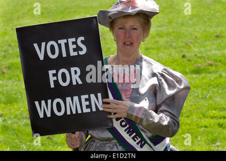 Le vote des femmes le droit de vote, une femme qui cherche à obtenir le droit de vote au moyen de protestation organisée. Les suffragettes Fancy Dress Costumes période 1903 pour les adultes avec des pancartes à Preston, Royaume-Uni 31 Mai, 2014. Goosnargh & Whittingham Pentecôte Festival. Ce magnifique de l'English Heritage, qui a eu lieu sur un samedi ensoleillé, est organisé par le Comité des fêtes et d'un groupe d'amis dévoués énormement de Goosnargh & Whittingham, près de la ville de Preston dans le Lancashire, au nord ouest de l'Angleterre. Banque D'Images