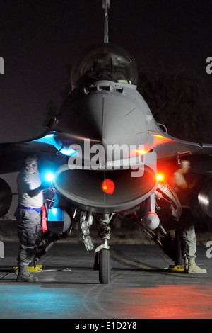 Les aviateurs américains de la 169e groupe de maintenance hors de la base de la Garde nationale mixte Guess, S.C., effectuer des vérifications après-vol sur un Banque D'Images