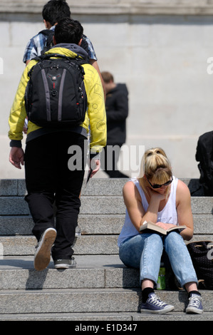 Londres, Angleterre, Royaume-Uni. Personnes à Trafalgar Square, sur les étapes qui mènent à la Galerie Nationale Banque D'Images