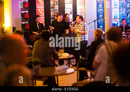 Les personnes prenant part à 'Bandaoke» - live band karaoké à Aberystwyth Arts Centre, le Pays de Galles UK Banque D'Images