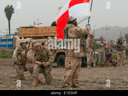 Les marins américains de Beach Master Unit 1 signal à Landing Craft Utility (LCU) 1617 à bord d'USS New Orleans (LPD 18) de Bea Ancon Banque D'Images