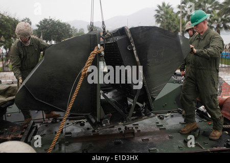 Les Marines américains réparer la transmission d'un véhicule d'assaut amphibie sur une plage à Ancon, Pérou, le 4 juillet 2010, à l'appui de Pa Banque D'Images