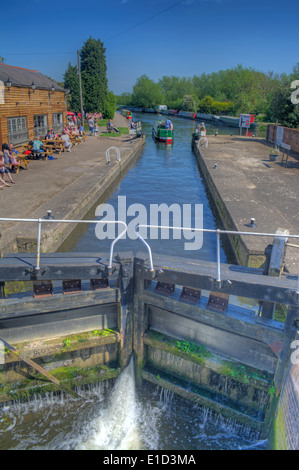 Image HDR d'un bateau étroit traversant Mountsorrel Lock sur la rivière Soar par Le Waterside Inn, Leicestershire Angleterre Banque D'Images