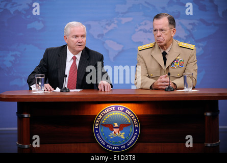 Le secrétaire à la Défense Robert M. Gates, à gauche, et le chef d'état-major interarmées Navy Adm. Mike Mullen, tenir un communiqué de conférer Banque D'Images