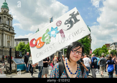 Belfast, Irlande du Nord. 31 mai 2014 - Des milliers de personnes pour un anti-racisme manifestation tenue à l'appui d'Anna Lo MLA. Mme Lo avait menacé de quitter l'Irlande du Nord à cause de la quantité d'attaques racistes. Crédit : Stephen Barnes/Alamy Live News Banque D'Images