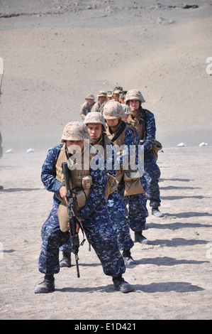 La Marine américaine marins et soldats affectés à l'USS New Orleans (LPD 18), ainsi que des soldats péruviens, préparez-vous à tourner à feu et Banque D'Images