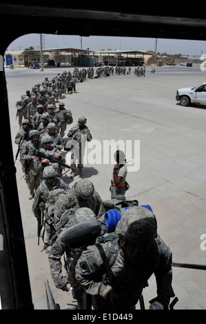 Les soldats de la Compagnie Charlie, 67e bataillon stationné à Signal Fort Gordon, Ga., bord d'un C-17 Globemaster III. Banque D'Images