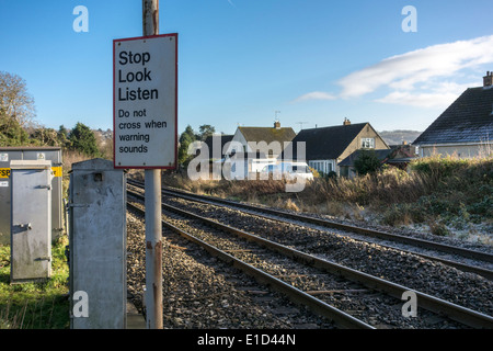 Arrêter de regarder écouter signe en passage à niveau sans barrière, Stroud, Gloucestershire, Royaume-Uni Banque D'Images