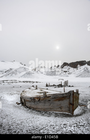 Une coque de bateau en bois échoué sur l'Île Déception, une ancienne station baleinière. Banque D'Images