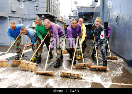 Royal Australian Navy Assistant dentaire Seaman Christie Woodleigh, droit, aide les marins américains au cours d'un exercice lorsque scrub touri Banque D'Images