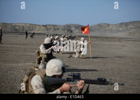 Les Marines américains avec des Groupe de travail air-sol marin 24 mener un assaut avec plage après le débarquement des marines péruvienne Banque D'Images