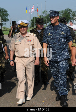 La Marine ukrainienne Commandant en chef Vice Adm. Viktor Maksimov Commodore Daniel Schebler mène à une visite d'une base de formation à la Banque D'Images