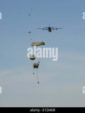 Les aviateurs américains sur une zone d'atterrissage en parachute à l'Aérodrome de Bitburg en Allemagne le 12 juillet 2010, d'établir un aérodrome temporaire durin Banque D'Images