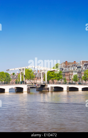 Le Magere Brug (pont "Magere Brug") à Amsterdam sur la rivière Amstel sur une belle journée ensoleillée Banque D'Images