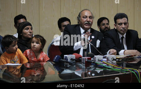 LAHORE, PAKISTAN-Mai 31,2014 : Khalida Perveen aînée de Farzana perveen et son avocat/ Mansoor u Rehman avocat Cour Supream aborder la conférence de presse au press club Lahore Pakistan,le 31 mai 2014, contre l'assassinat de Farzana Parveen, une femme enceinte qui a été battu à mort avec des briques par des membres de sa propre famille pour épouser un homme de son propre choix à Lahore.la police pakistanaise enquête sur le meurtre d'une femme matraqué à mort à l'extérieur une cour ont arrêté quatre hommes, un officier supérieur a déclaré, que son mari a dit qu'il voulait que ses tueurs à 'Die dans la douleur". (Photo par Rana Sajid H Banque D'Images