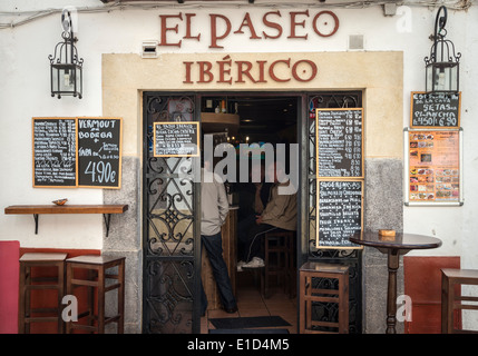 Un bar à tapas et de la publicité sur la Calle raciones Lucano, Cordoue, Andalousie, Espagne Banque D'Images