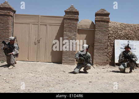 De gauche, de l'armée américaine Pvt. Nicolas Lucas, le Sgt. James Triplett et Pvt. Richard Franco assurer la sécurité lors d'une mission dans le Banque D'Images