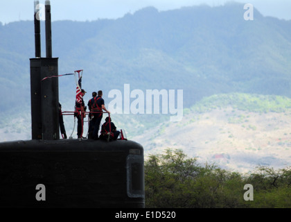 La classe Los Angeles sous-marin d'attaque rapide USS Pasadena (SSN 752) revient à Joint Base Harbor-Hickam Pearl, Washington, le 31 juillet Banque D'Images