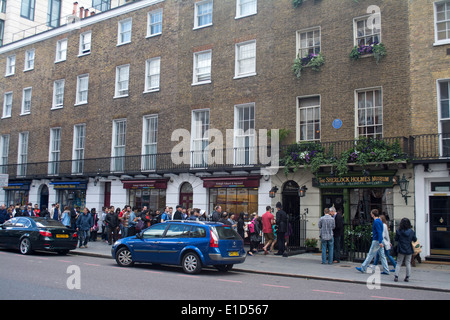 Les touristes devant le musée Sherlock Holmes au 221B Baker Street à Londres, Angleterre, RU Banque D'Images