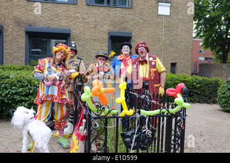 31 Mai 2014 : clowns célébrer 177 ans depuis la mort de Joseph Grimaldi (1778-1837) à sa tombe dans Joseph Grimaldi Park à St James's Churchyard Pentonville Road, London N1 UK. Banque D'Images