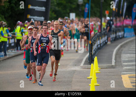 Hyde Park, London UK. 31 mai 2014. Les frères Brownlee (GBR) menant au début de la course de la PruHealth World Triathlon Élite UIT Mens course. Credit : Malcolm Park editorial/Alamy Live News Banque D'Images