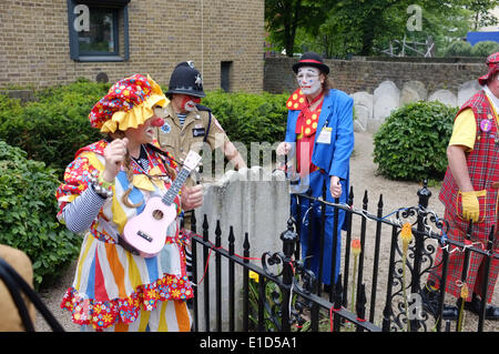 31 Mai 2014 : clowns célébrer 177 ans depuis la mort de Joseph Grimaldi (1778-1837) à sa tombe dans Joseph Grimaldi Park à St James's Churchyard Pentonville Road, London N1 UK. Banque D'Images