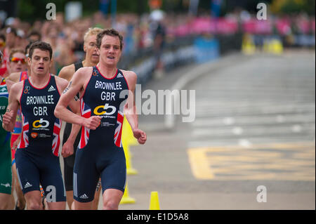 Hyde Park, London UK. 31 mai 2014. Les frères Brownlee (GBR) menant au début de la course de la PruHealth World Triathlon Élite UIT Mens course. Credit : Malcolm Park editorial/Alamy Live News Banque D'Images