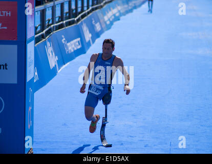 Hyde Park, London UK. 31 mai 2014. Giovanni Sasso (ITA) s'approche de la ligne en 4ème position dans le monde PruHealth MPT De Paratriathlon2 race. Credit : Malcolm Park editorial/Alamy Live News Banque D'Images