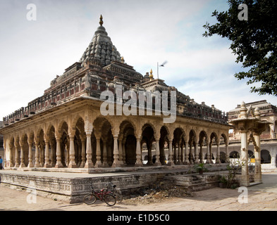 L'Inde, Rajasthan, Jodhpur, Maha Mandir, Temple hindou antique, entouré par l'école Banque D'Images