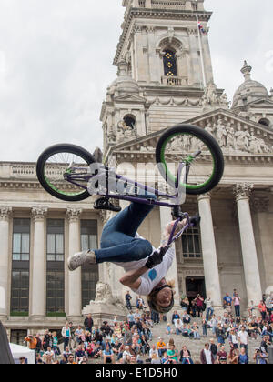 Un rider BMX effectue une cascade aérienne devant la foule rassemblée sur la Portsmouth Guildhall, étapes au cours de la rue Portsmouth Portsmouth jeux financés par le fonds culturel Banque D'Images