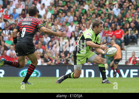 Londres, Royaume-Uni. 31 mai, 2014. Stephen Myler de Northampton fait tourner la bille de large au cours de l'Aviva Premiership match final entre les Tonga et les Sarrasins au stade de Twickenham. Credit : Action Plus Sport/Alamy Live News Banque D'Images