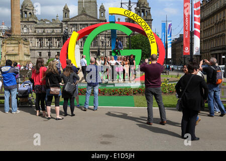 George Square, Glasgow, Écosse, Royaume-Uni, samedi 31 mai 2014. Glasswegians et visiteurs prenant des photos des Jeux du Commonwealth de Glasgow 2014 logo The Big G dans le centre-ville Banque D'Images