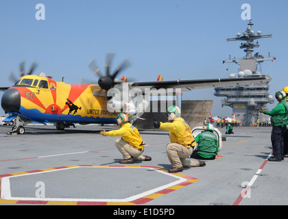 Les tireurs de l'US Navy lancer un C-2A Greyhound aéronefs affectés à l'Escadron de soutien logistique de la flotte de 40 à bord de l'avion ca Banque D'Images