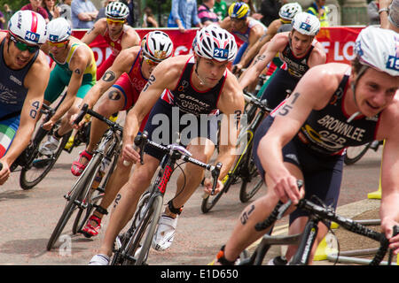 Adam Bowden de Grande-Bretagne (21) participe à l'épreuve de cyclisme de l'UIT Série mondiale de triathlon, London UK, 31 mai 2014. Il a finalement terminé en 17e position. Banque D'Images