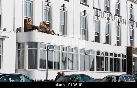 Aberystwyth, Pays de Galles, Royaume-Uni. 31 mai 2014. Les vacanciers à Aberystwyth faire usage d'un toit plat sur leur hôtel en apportant des chaises à partir de leur chambre pour profiter du soleil. 31 mai 2014, Aberystwyth, UK Crédit : Jon Freeman/Alamy Live News Banque D'Images