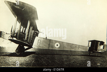 Le Handley page 0/400 était un bombardier bimoteur britannique utilisé pendant la première Guerre mondiale. Il était l'un des avions les plus grands et les plus avancés de son temps, jouant un rôle important dans les raids de bombardement et les missions à longue portée pendant le conflit. Banque D'Images