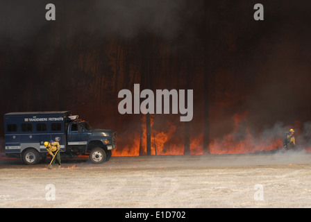 Les pompiers de la Vandenberg Air Force Base, en Californie, et d'autres ministères d'incendie de la région de répondre à un feu près de Vandenberg Milieu S Banque D'Images