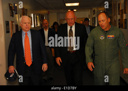 De gauche, le sénateur John McCain, Bob Walkup, le maire de Tucson ; et U.S. Air Force Colonel Greg Stroud, le commandant de l'Arizona Banque D'Images