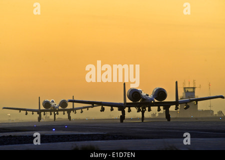 Une paire de A-10C de la foudre 354e Escadron expéditionnaire taxi sur la piste de l'aérodrome de Kandahar, l'Afghanist Banque D'Images